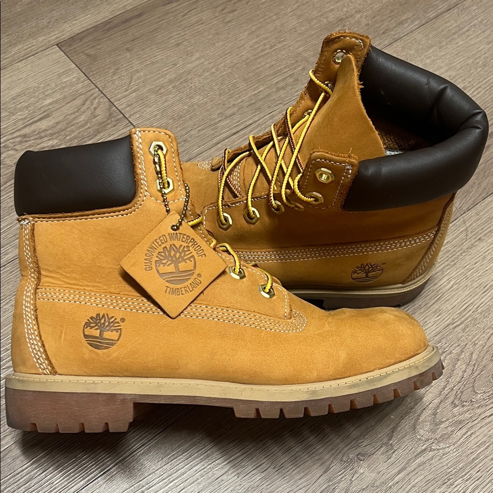 Timberland Tan Leather Boots with Black Collar Size 6M- Woman’s 7.5